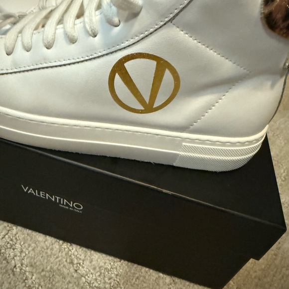 Valentino White and Gold High-Top Sneakers with Logo - Picture 6 of 10